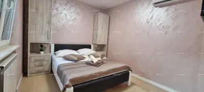 Blizna grada Svetvinčenat. Dvojna kuća okružena zelenilom. - 11