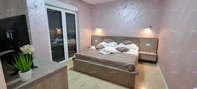 Blizna grada Svetvinčenat. Dvojna kuća okružena zelenilom. - 16