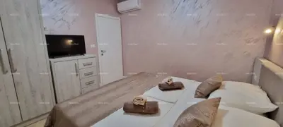 Blizna grada Svetvinčenat. Dvojna kuća okružena zelenilom. - 8