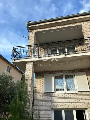 Haus 220 m², Premantura - 3 Wohnungen und Garage - 3