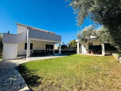 Kuća 550 m², Novalja - 3 apartmana i uređeno dvorište