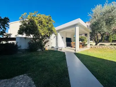 Kuća 550 m², Novalja - 3 apartmana i uređeno dvorište - 4