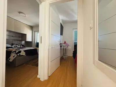 Kuća 550 m², Novalja - 3 apartmana i uređeno dvorište - 11