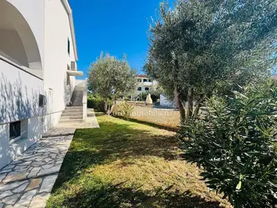 Kuća 550 m², Novalja - 3 apartmana i uređeno dvorište - 16