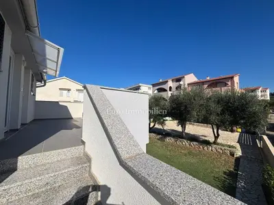 Kuća 550 m², Novalja - 3 apartmana i uređeno dvorište - 17