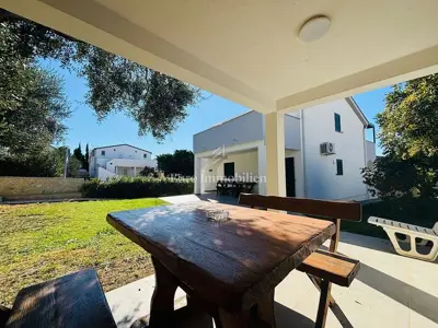 Kuća 550 m², Novalja - 3 apartmana i uređeno dvorište - 6