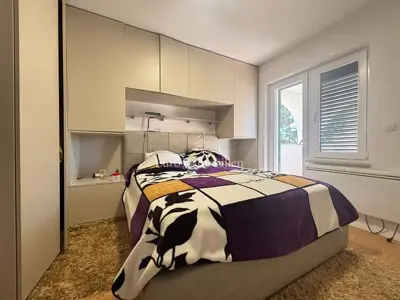 Kuća 550 m², Novalja - 3 apartmana i uređeno dvorište - 12