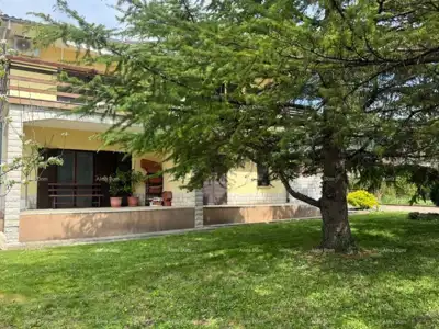 Buzet, großzügiges freistehendes Haus mit großem Grundstück und Meerblick