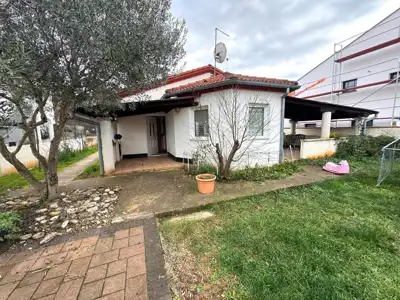 House 115 m², Valbandon near Fažana, 2 apartments and 4 parking spaces