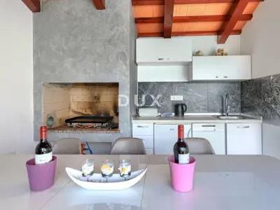 Kuća 240 m², Labin - dvije stambene jedinice i bazen - 15
