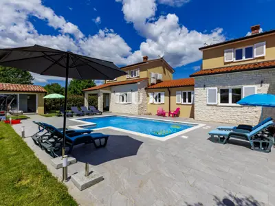 Kuća 240 m², Labin - dvije stambene jedinice i bazen - 2
