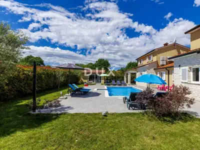 Haus 240 m², Labin - zwei Wohneinheiten und Pool