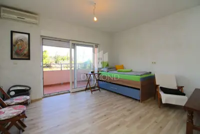Opatija, Pobri, garsonjera u prizemlju stambene zgrade