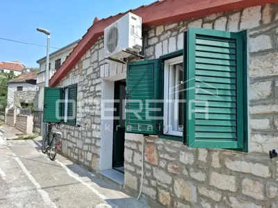 Kamena kuća, Milna na Braču, centar i blizina mora