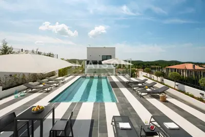 Villa 180 m², Flengi, beheizter Pool und Jacuzzi