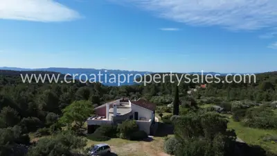 Kuća 240 m², otok Brač - privatnost uz more