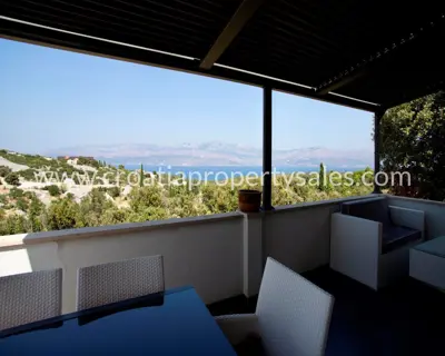 Haus 127 m², Otok Brač - Meerblick und Terrasse