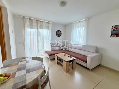 ZADAR, PRIVLAKA - Namješteni stan s vrtom 150 m od mora