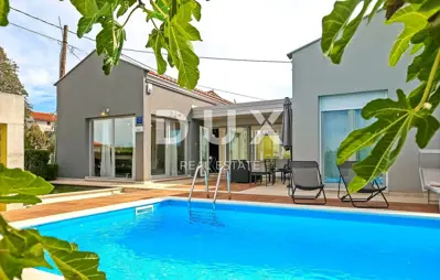 Haus 125 m², Poreč - Pool und Sommerküche