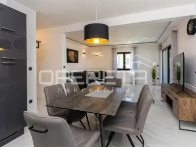 Wohnung 95 m², Srima, 50 m vom Strand und ruhige Lage