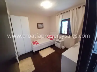 Haus auf der Insel Brač, privates Grundstück und Grünfläche - 9