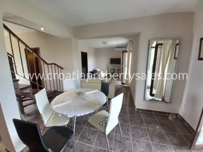 Haus auf der Insel Brač, privates Grundstück und Grünfläche - 11