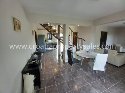 Haus auf der Insel Brač, privates Grundstück und Grünfläche - 12