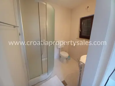 Haus auf der Insel Brač, privates Grundstück und Grünfläche - 8