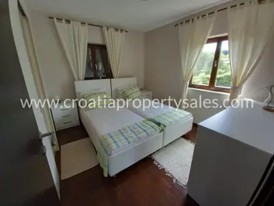 Haus auf der Insel Brač, privates Grundstück und Grünfläche - 14