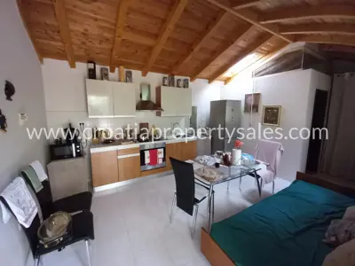 Haus auf der Insel Brač, privates Grundstück und Grünfläche - 6