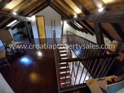 Haus auf der Insel Brač, privates Grundstück und Grünfläche - 7