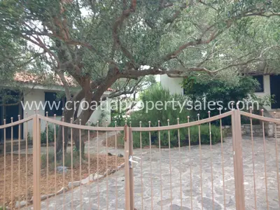 Haus auf der Insel Brač, privates Grundstück und Grünfläche - 3