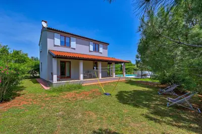 Kuća 120 m², Krnica - 2 km od mora, bazen - 5