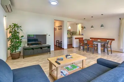 Kuća 120 m², Krnica - 2 km od mora, bazen - 10