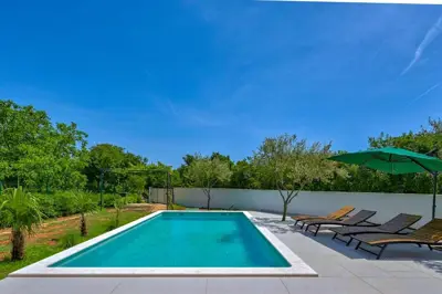 Kuća 120 m², Krnica - 2 km od mora, bazen - 4