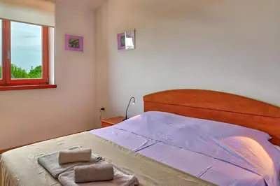Kuća 120 m², Krnica - 2 km od mora, bazen - 15