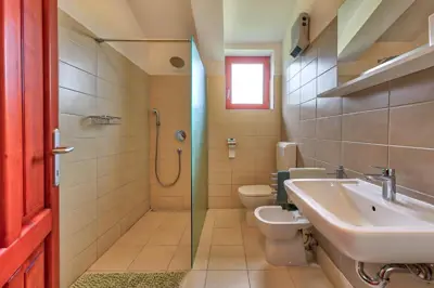 Kuća 120 m², Krnica - 2 km od mora, bazen - 20