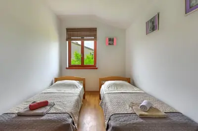 Kuća 120 m², Krnica - 2 km od mora, bazen - 13