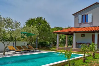 Kuća 120 m², Krnica - 2 km od mora, bazen - 3