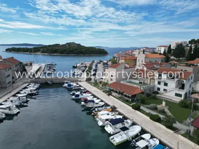 Kuća, Šibenik, 3 etaže uz more i poslovni prostor