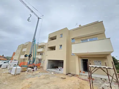 Stan u Puli, Valdebek - novogradnja, terasa i parkirno mjesto