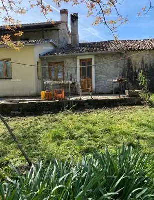 Haus, Stari Pazin, Pazin, mit asphaltiertem Zugang und Grundstück rund ums Haus - 3