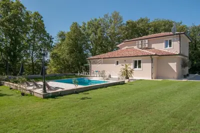 Vila 159 m², Tinjan - bazen i privatnost
