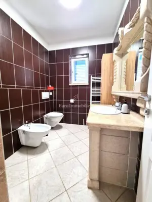 Samostojeća kuća u centru mjesta s bazenom - 18