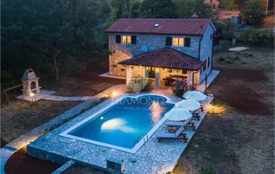 House 154 m², Labin - stone villa with pool