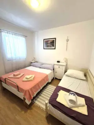 Stan, Krk, 2 spavaće sobe, okućnica i 2 parkirna mjesta - 16