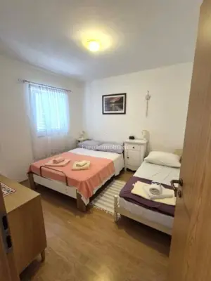 Stan, Krk, 2 spavaće sobe, okućnica i 2 parkirna mjesta - 15