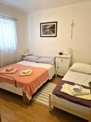 Stan, Krk, 2 spavaće sobe, okućnica i 2 parkirna mjesta - 17