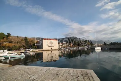 Kaštela, Kaštel Lukšić, kamena kuća prvi red do mora.