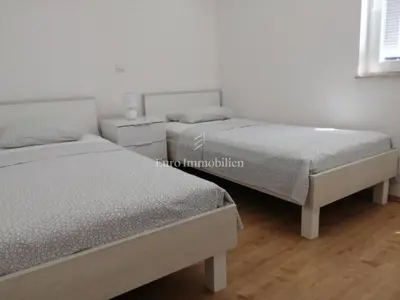 Kuća 423 m², Maslenica - 3 apartmana i pogled na more - 20